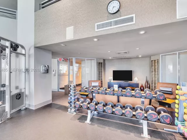 3-bedroom condo for sale in Hollywood - 3101 S OCEAN 1802 - MondialRealty