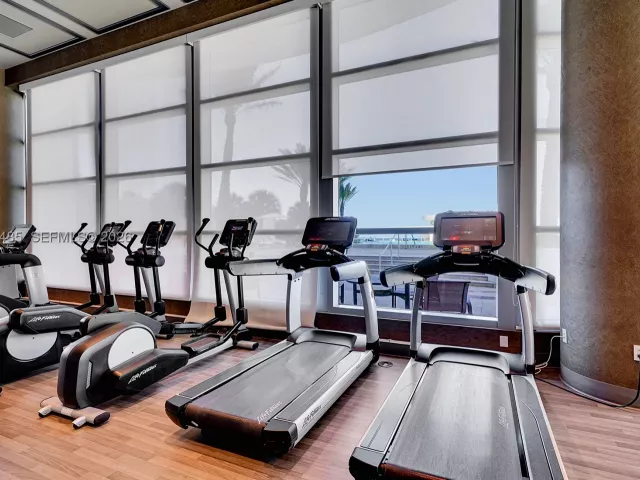 3-bedroom condo for sale in Hollywood - 3101 S OCEAN 1802 - MondialRealty