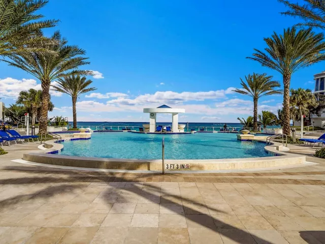 3-bedroom condo for sale in Hollywood - 3101 S OCEAN 1802 - MondialRealty