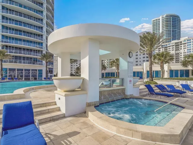 3-bedroom condo for sale in Hollywood - 3101 S OCEAN 1802 - MondialRealty