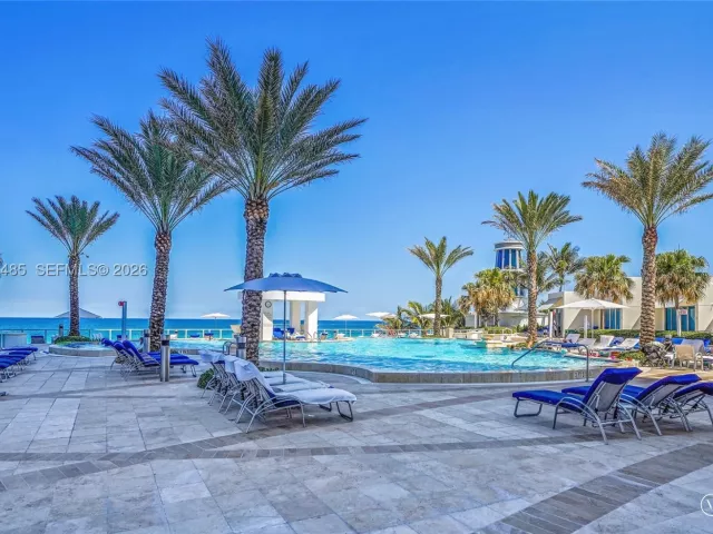 3-bedroom condo for sale in Hollywood - 3101 S OCEAN 1802 - MondialRealty