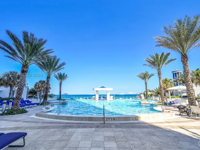3-bedroom condo for sale in Hollywood - 3101 S OCEAN 1802 - MondialRealty