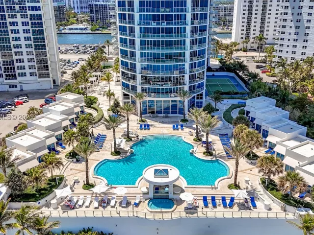 3-bedroom condo for sale in Hollywood - 3101 S OCEAN 1802 - MondialRealty