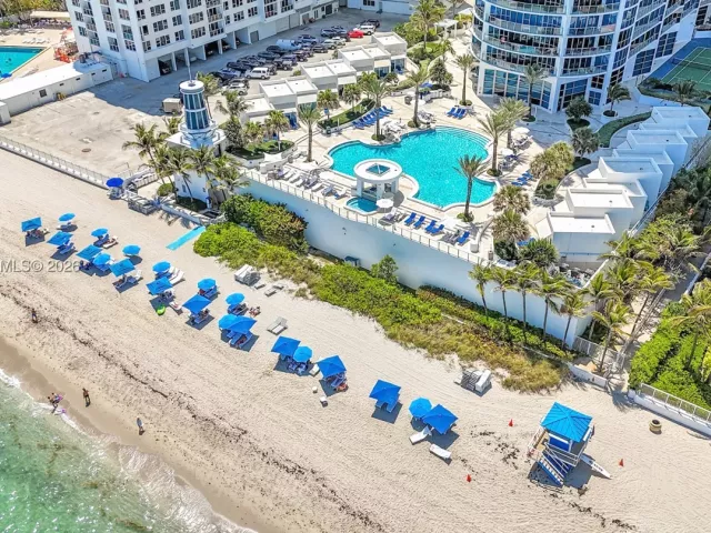3-bedroom condo for sale in Hollywood - 3101 S OCEAN 1802 - MondialRealty