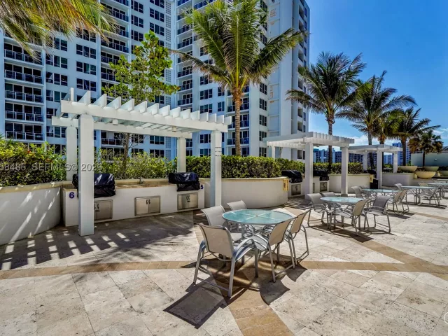 3-bedroom condo for sale in Hollywood - 3101 S OCEAN 1802 - MondialRealty