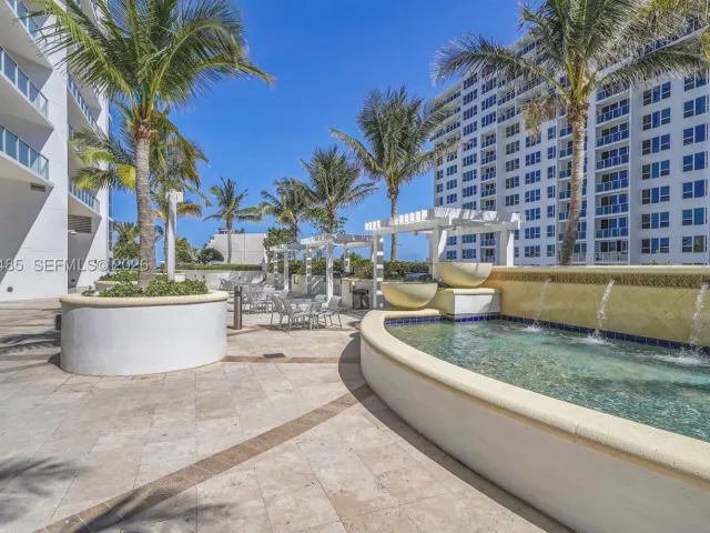 3-bedroom condo for sale in Hollywood - 3101 S OCEAN 1802 - MondialRealty