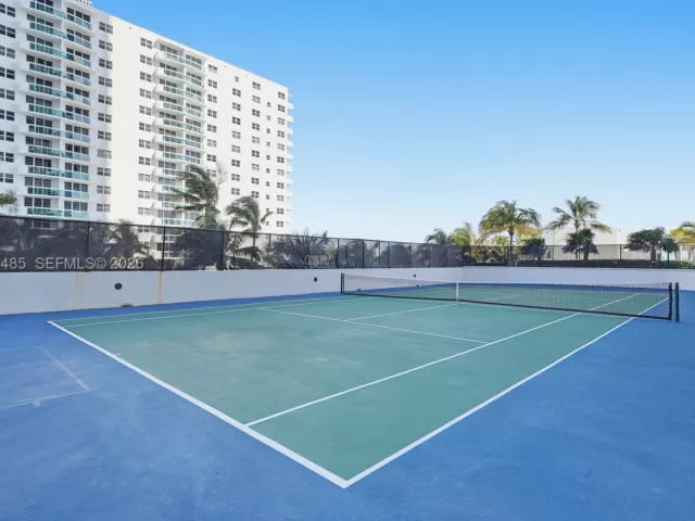 3-bedroom condo for sale in Hollywood - 3101 S OCEAN 1802 - MondialRealty