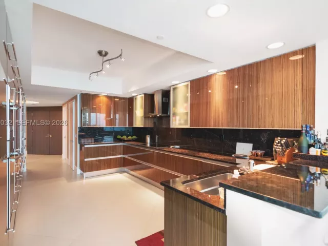 3-bedroom condo for sale in Hollywood - 2711 S Ocean Dr 2205 - MondialRealty