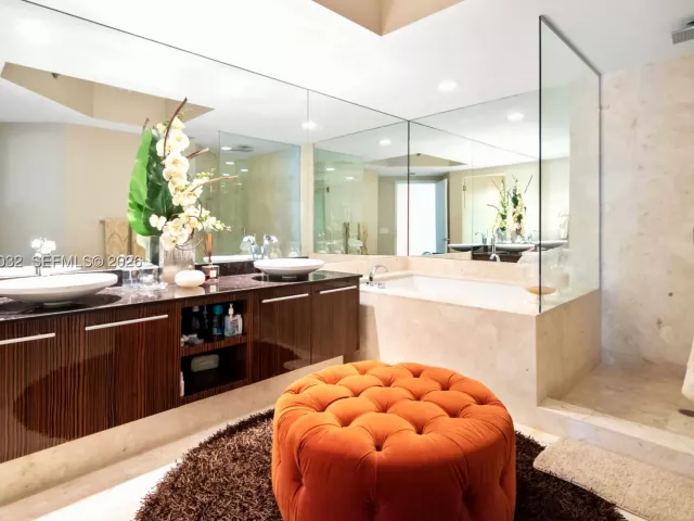 3-bedroom condo for sale in Hollywood - 2711 S Ocean Dr 2205 - MondialRealty