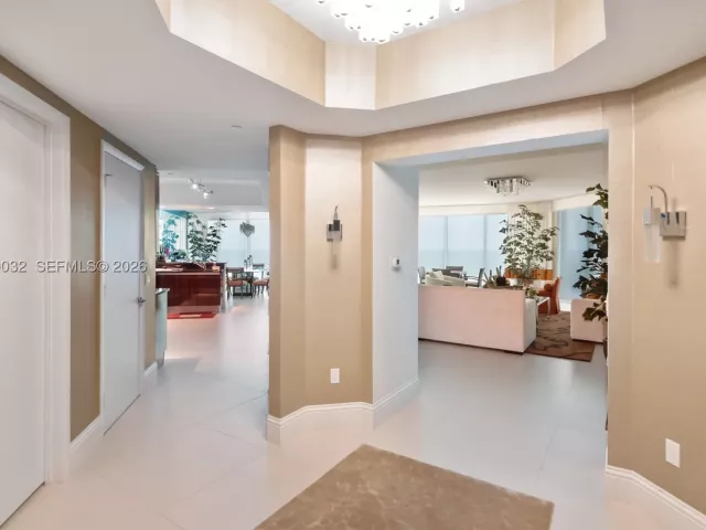 3-bedroom condo for sale in Hollywood - 2711 S Ocean Dr 2205 - MondialRealty
