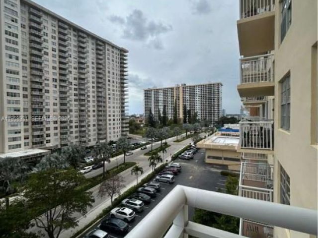 2-bedroom condo for rent in Sunny Isles Beach - 251 174th St 609 - MondialRealty