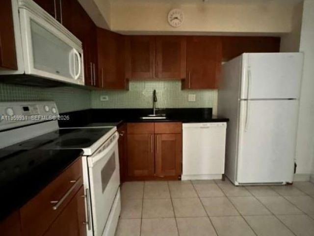 2-bedroom condo for rent in Sunny Isles Beach - 251 174th St 609 - MondialRealty
