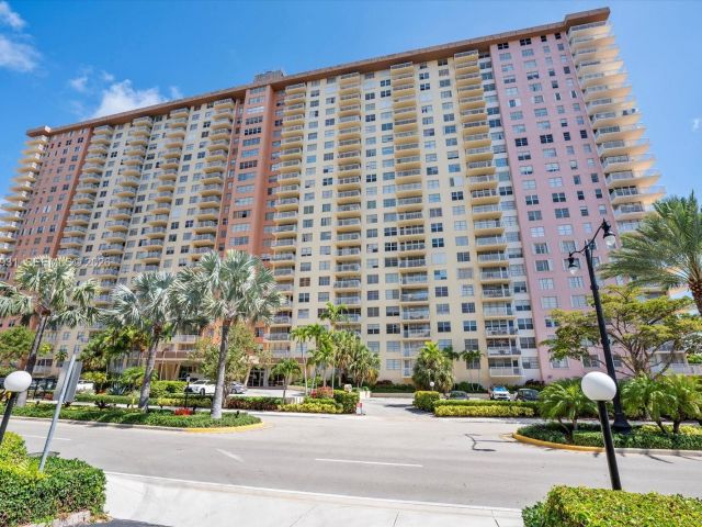2-bedroom condo for rent in Sunny Isles Beach - 251 174th St 609 - MondialRealty
