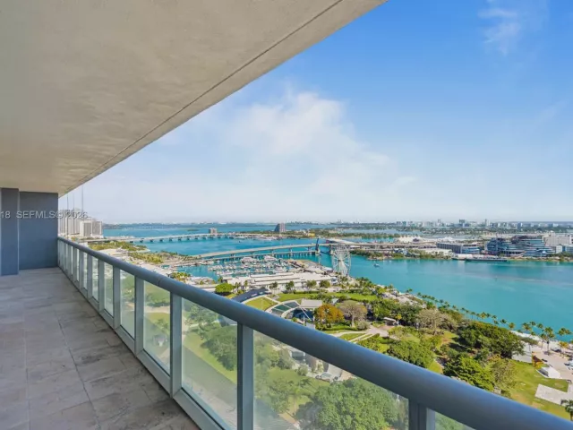 3-bedroom condo for rent in Miami - 50 Biscayne Blvd 3010 - MondialRealty