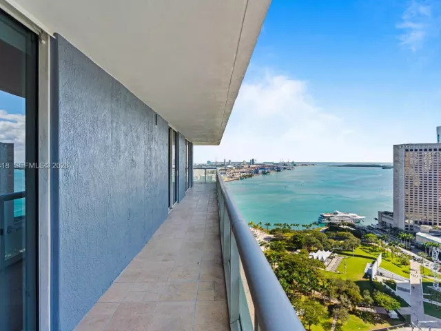 3-bedroom condo for rent in Miami - 50 Biscayne Blvd 3010 - MondialRealty
