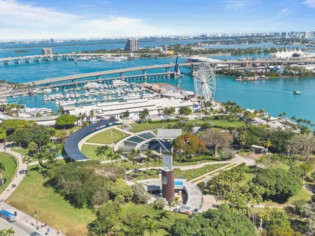 3-bedroom condo for rent in Miami - 50 Biscayne Blvd 3010 - MondialRealty
