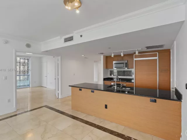 3-bedroom condo for rent in Miami - 50 Biscayne Blvd 3010 - MondialRealty