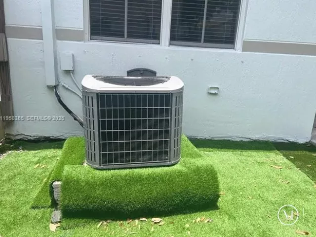 3-bedroom home for sale in Doral - 10738 NW 80th Ln - MondialRealty