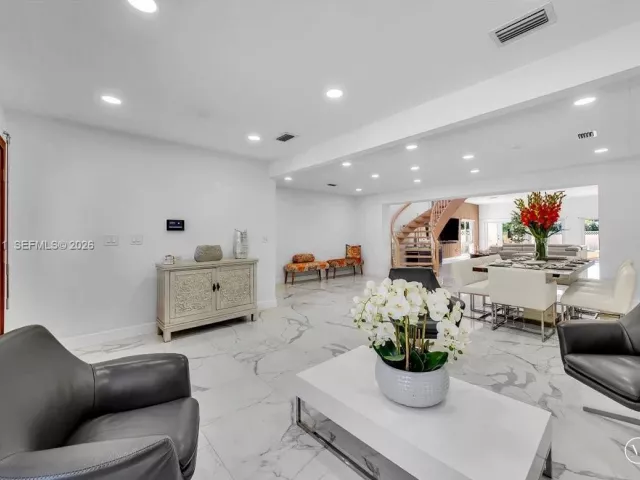 5-bedroom home for rent in Miami Beach - 1700 Cleveland Rd - MondialRealty
