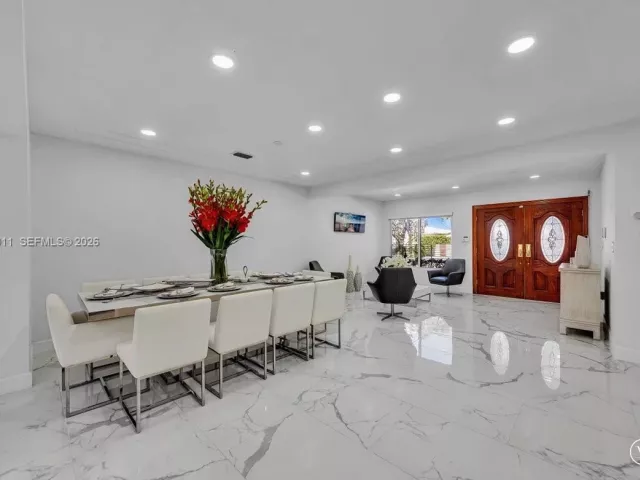 5-bedroom home for rent in Miami Beach - 1700 Cleveland Rd - MondialRealty