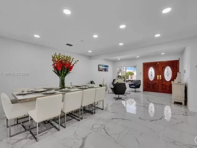 5-bedroom home for rent in Miami Beach - 1700 Cleveland Rd - MondialRealty