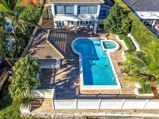 5-bedroom home for rent in Miami Beach - 1700 Cleveland Rd - MondialRealty