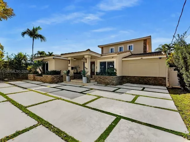 5-bedroom home for rent in Miami Beach - 1700 Cleveland Rd - MondialRealty