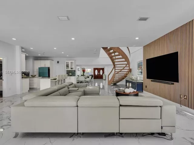 5-bedroom home for rent in Miami Beach - 1700 Cleveland Rd - MondialRealty