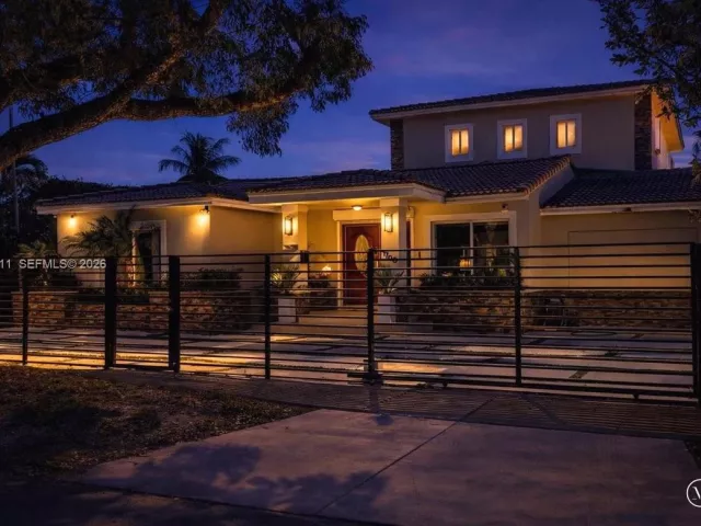 5-bedroom home for rent in Miami Beach - 1700 Cleveland Rd - MondialRealty