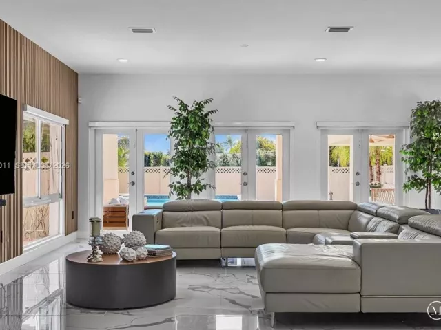 5-bedroom home for rent in Miami Beach - 1700 Cleveland Rd - MondialRealty