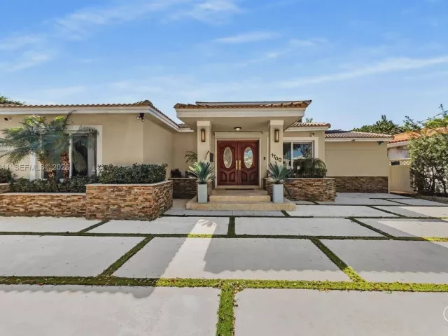 5-bedroom home for rent in Miami Beach - 1700 Cleveland Rd - MondialRealty