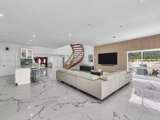 5-bedroom home for rent in Miami Beach - 1700 Cleveland Rd - MondialRealty