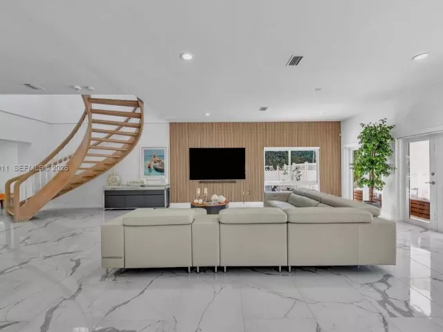 5-bedroom home for rent in Miami Beach - 1700 Cleveland Rd - MondialRealty