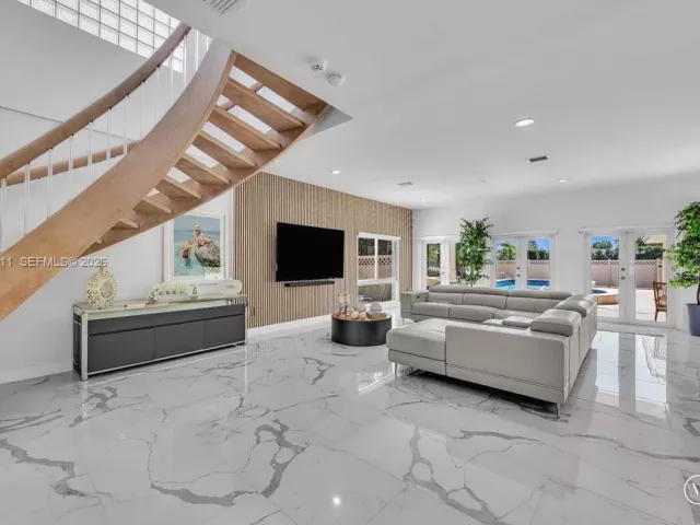 5-bedroom home for rent in Miami Beach - 1700 Cleveland Rd - MondialRealty