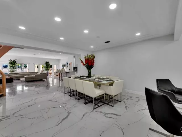 5-bedroom home for rent in Miami Beach - 1700 Cleveland Rd - MondialRealty