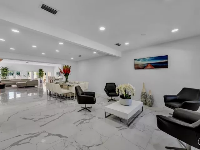 5-bedroom home for rent in Miami Beach - 1700 Cleveland Rd - MondialRealty