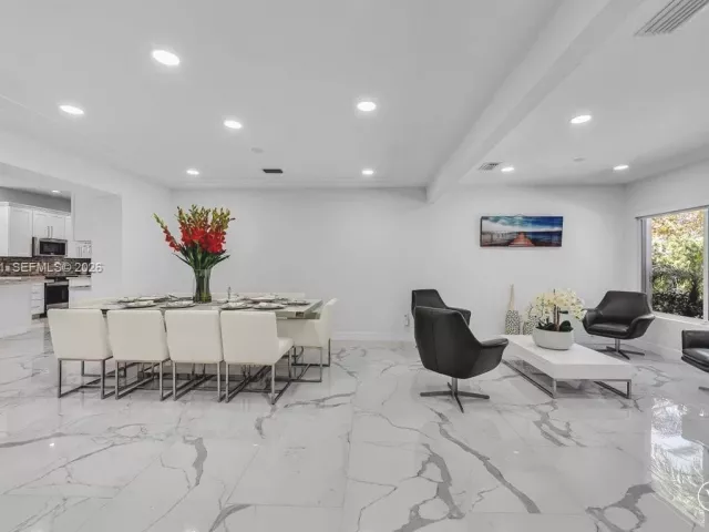 5-bedroom home for rent in Miami Beach - 1700 Cleveland Rd - MondialRealty