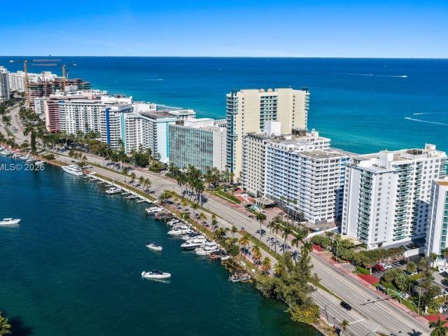 1-bedroom condo for sale in Miami Beach - 5005 Collins Ave 504 - MondialRealty
