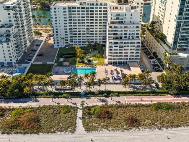 1-bedroom condo for sale in Miami Beach - 5005 Collins Ave 504 - MondialRealty