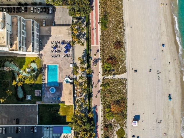 1-bedroom condo for sale in Miami Beach - 5005 Collins Ave 504 - MondialRealty