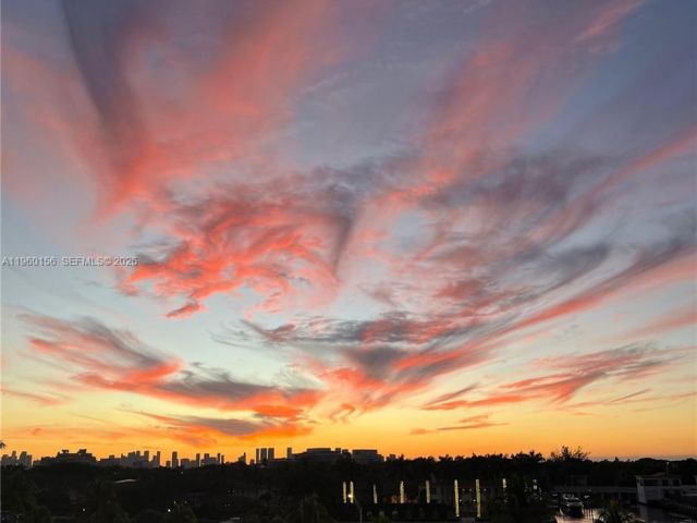 1-bedroom condo for sale in Miami Beach - 5005 Collins Ave 504 - MondialRealty