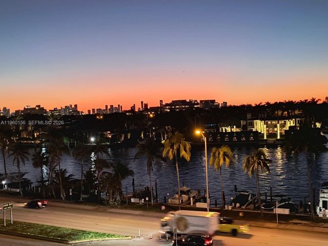 1-bedroom condo for sale in Miami Beach - 5005 Collins Ave 504 - MondialRealty