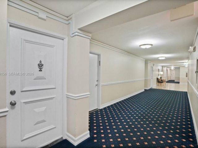 1-bedroom condo for sale in Miami Beach - 5005 Collins Ave 504 - MondialRealty