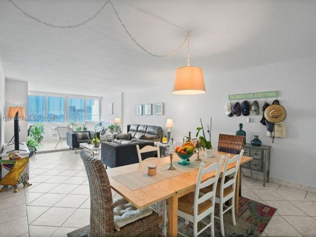 1-bedroom condo for sale in Miami Beach - 5005 Collins Ave 504 - MondialRealty