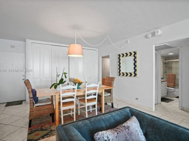 1-bedroom condo for sale in Miami Beach - 5005 Collins Ave 504 - MondialRealty