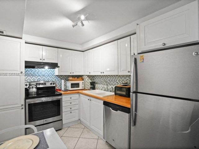 1-bedroom condo for sale in Miami Beach - 5005 Collins Ave 504 - MondialRealty