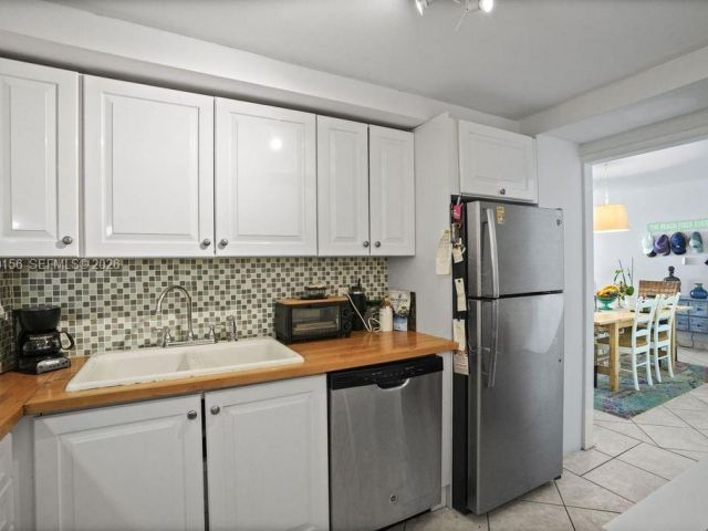 1-bedroom condo for sale in Miami Beach - 5005 Collins Ave 504 - MondialRealty