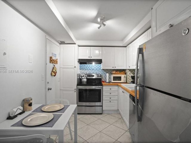 1-bedroom condo for sale in Miami Beach - 5005 Collins Ave 504 - MondialRealty