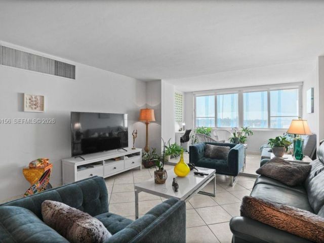 1-bedroom condo for sale in Miami Beach - 5005 Collins Ave 504 - MondialRealty