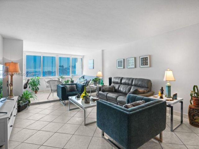 1-bedroom condo for sale in Miami Beach - 5005 Collins Ave 504 - MondialRealty